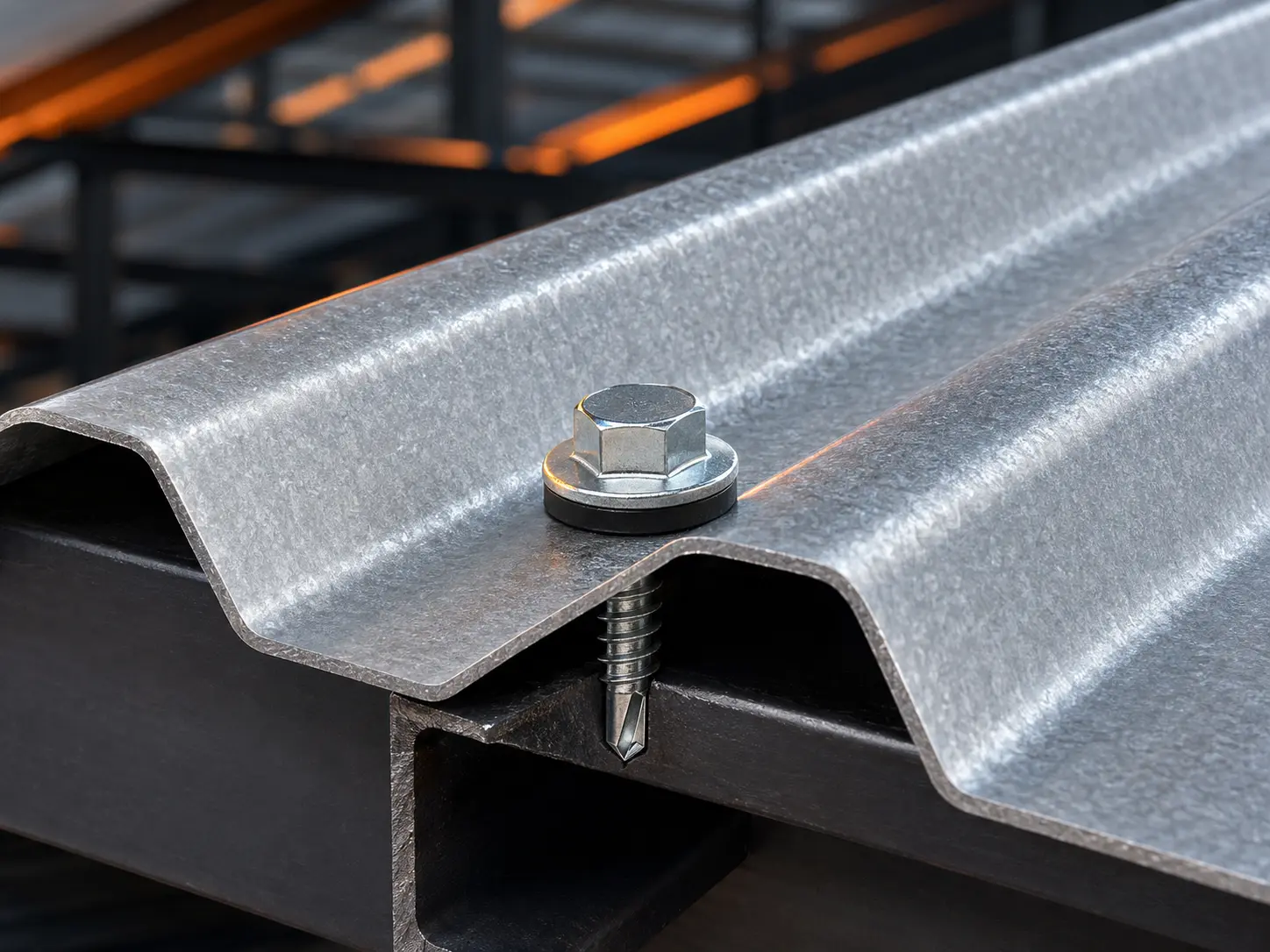 Autoperceuse hexagonale sur bardage métallique