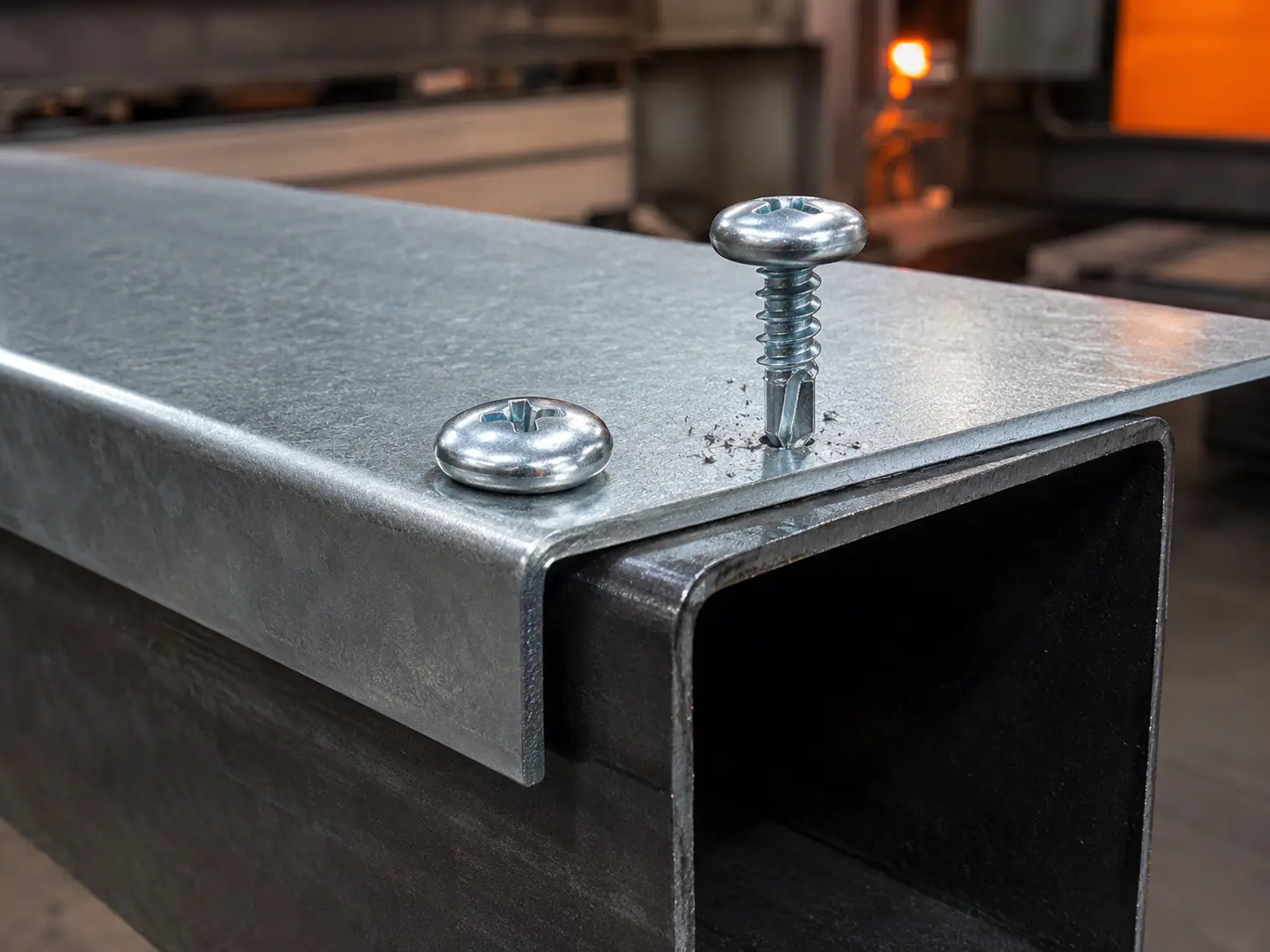 Autoperceuse cylindrique fixant une tôle sur acier